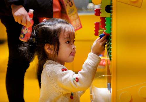 A girl plays at a Lego store in Beijing, China January 13, 2018. Picture taken January 13, 2018. REUTERS/Jason Lee - RC1E40F51250