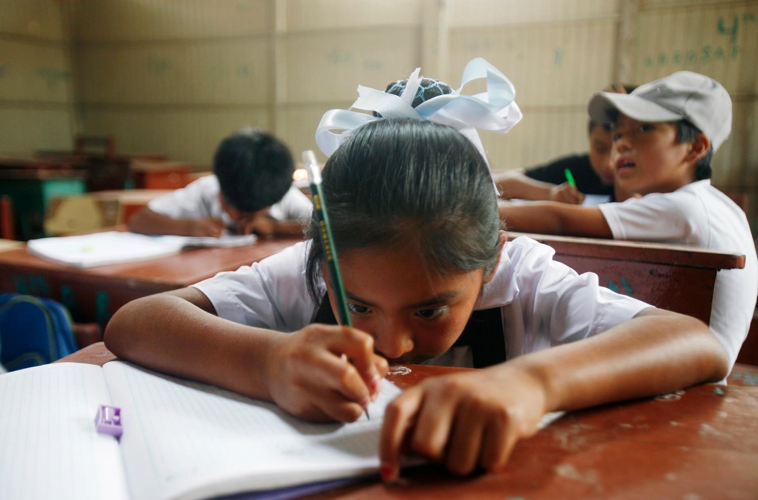 Students attend a class in school in Pachacutec shanty town northern Lima March 1, 2012. More than a million students returned to school on Wednesday for the new academic year. REUTERS/Enrique Castro-Mendivil (PERU - Tags: EDUCATION SOCIETY TPX IMAGES OF THE DAY) - GM1E83203ZZ01