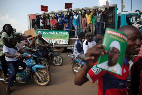 Opposition supporters carry banners and pictures of Soumaila Cisse, leader of opposition party URD (Union for the Republic and Democracy) as they protest along a street in Bamako, Mali August 16, 2018. REUTERS/Luc Gnago - RC1ED19D7F60