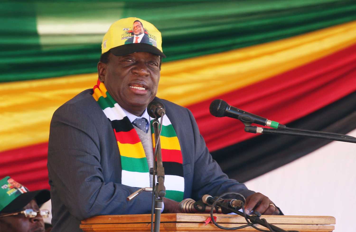 President Emmerson Mnangagwa addresses an election rally of his ruling ZANU (PF) party in Mhondoro, Zimbabwe July 24. REUTERS/Philimon Bulawayo - RC15C1B12D10