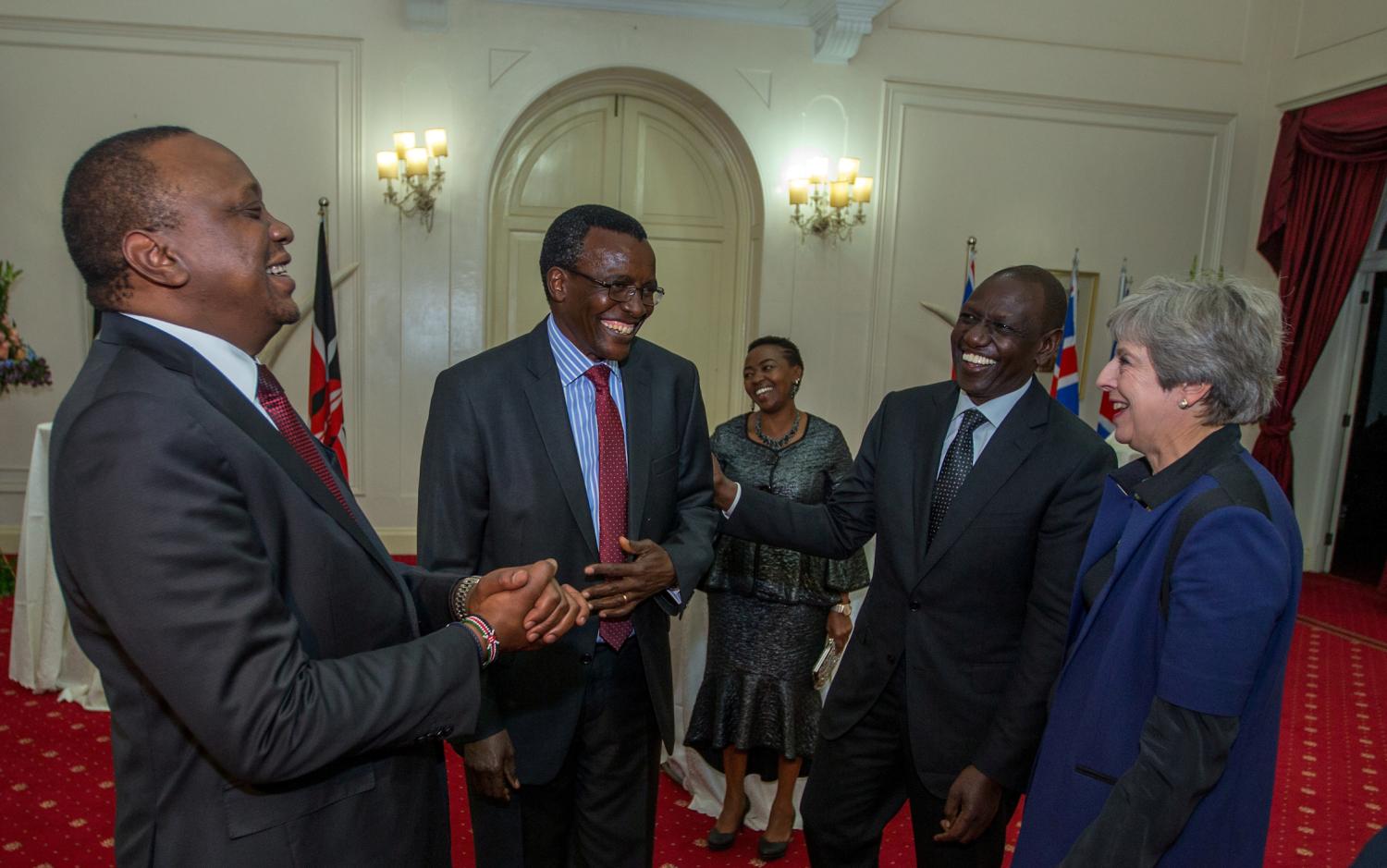 Britain's Prime Minister Theresa May talks to Kenya's President Uhuru Kenyatta, Deputy President William Ruto and Chief Justice David Maraga, during a State Banquet at State House in Nairobi, Kenya August 30, 2018. Picture taken August 30, 2018. Kenya Presidential Press Service/Handout via REUTERS ATTENTION EDITORS - THIS IMAGE WAS PROVIDED BY A THIRD PARTY. - RC1C7C3DEAA0