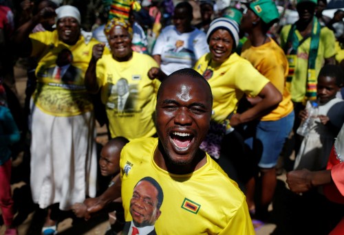 Supporters of President Emmerson Mnangagwa's ruling ZANU-PF party gather to celebrate his election victory in Harare, Zimbabwe, August 3, 2018. REUTERS/Siphiwe Sibekó - RC131F024DD0