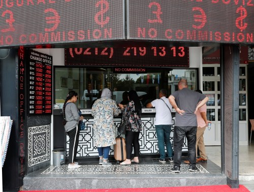 People change money at a currency exchange office in Istanbul, Turkey August 27, 2018. REUTERS/Osman Orsal - RC1CF523A260