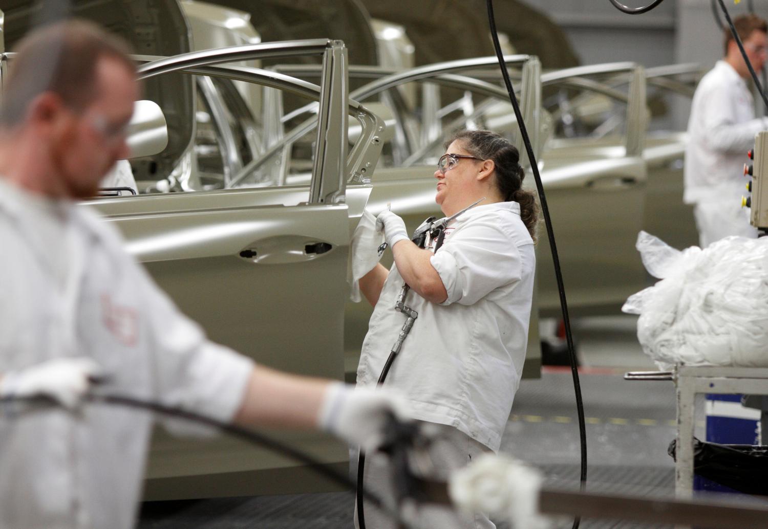 Michelle Arthur is seen working on the sealer line in the paint department during a tour of the Honda automobile plant in Marysville, Ohio October 11, 2012.    REUTERS/Paul Vernon/File Photo                   GLOBAL BUSINESS WEEK AHEAD PACKAGE - SEARCH BUSINESS WEEK AHEAD SEPTEMBER 26 FOR ALL IMAGES - S1BEUDKRMNAA