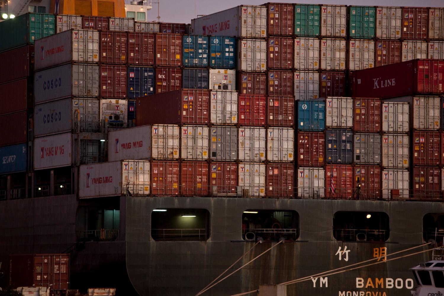 The YM Bamboo, a container ship operated by the China Ocean Shipping Company (COSCO) is docked at the Port of Oakland in Oakland, California January 14, 2011. Chinese President Hu Jintao will bring new business deals and possible commitments to buy U.S. beef and software when he visits Washington next week, the U.S. Chamber of Commerce said on Friday. REUTERS/Beck Diefenbach   (UNITED STATES - Tags: BUSINESS) - GM1E71F0XG601