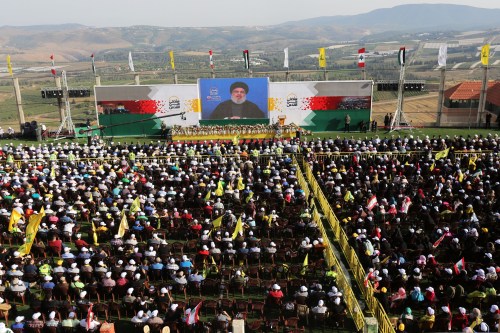 Lebanon's Hezbollah leader Sayyed Hassan Nasrallah addresses his supporters via a screen during a rally marking al-Quds Day, (Jerusalem Day) in Maroun Al-Ras village, near the border with Israel, southern Lebanon June 8, 2018. REUTERS/Aziz Taher - RC1E5E07AEC0