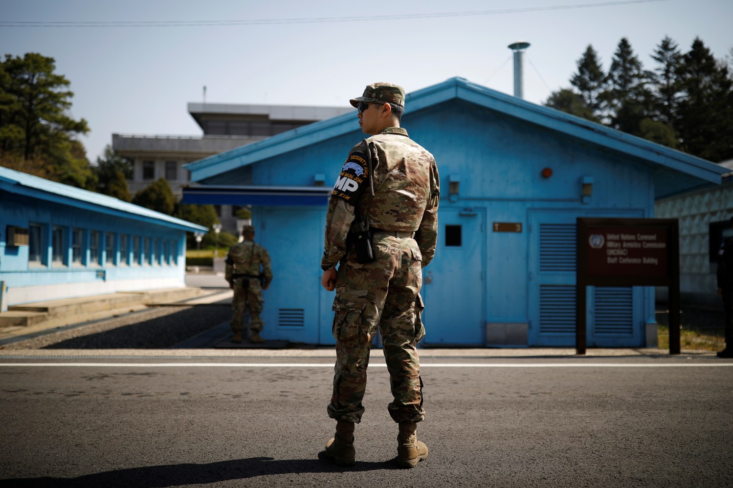U.S. army soldiers stand guard at the truce village of Panmunjom inside the demilitarized zone (DMZ) separating the two Koreas, South Korea, April 18, 2018. Picture taken on April 18, 2018.   REUTERS/Kim Hong-Ji - RC1108D888D0