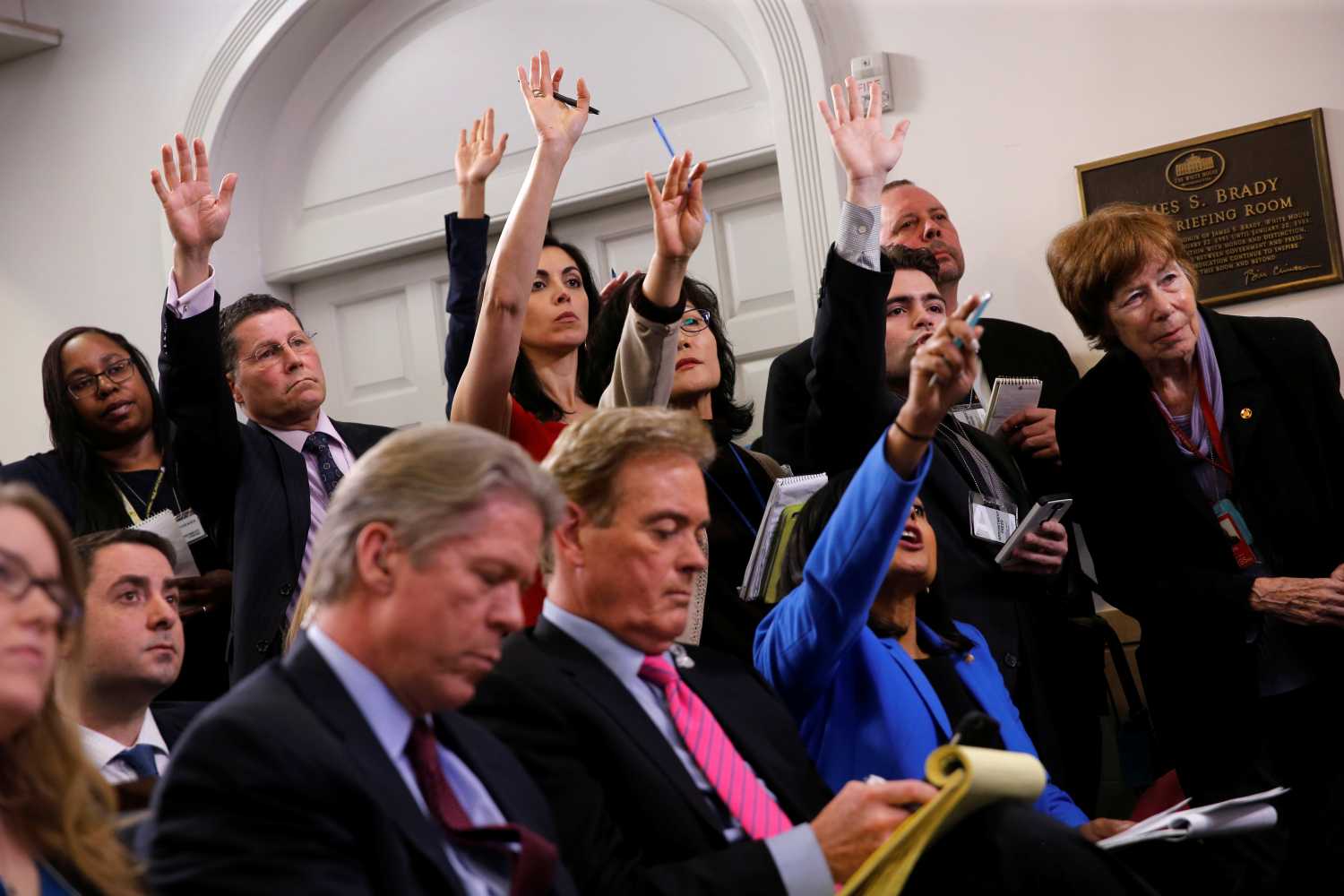 Reporters try to ask questions during White House Communications Director Sean Spicer's daily briefing at the White House in Washington, U.S., February 27, 2017. REUTERS/Jonathan Ernst - RC1593D78DC0