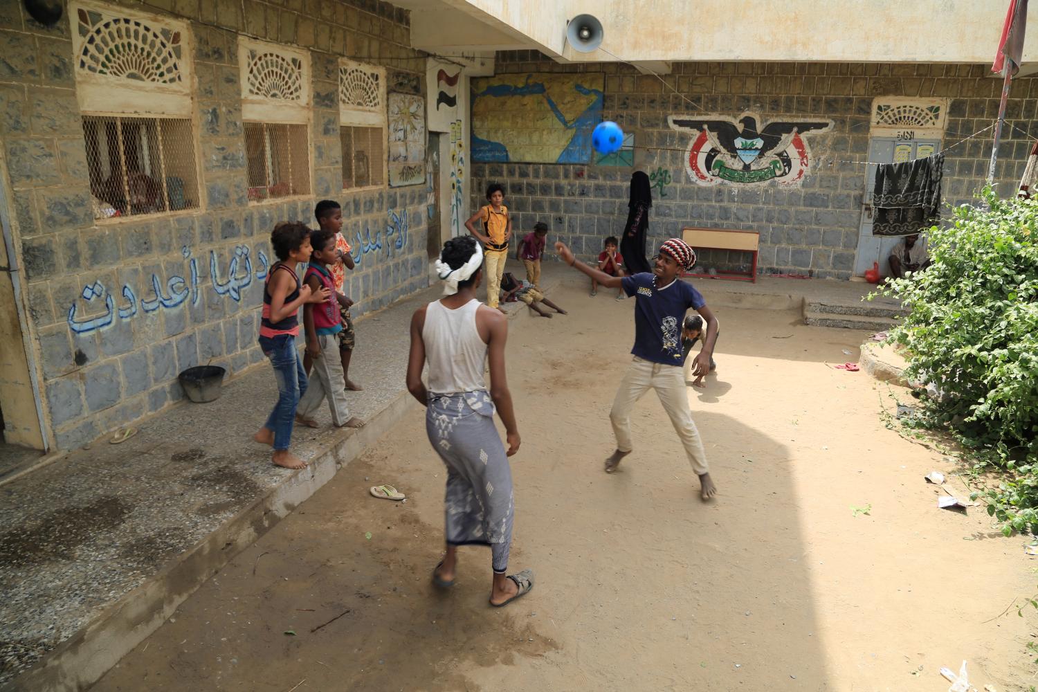 Displaced people play at a school where they live in al-Qatea near Hodeidah, Yemen July 16, 2018. Picture taken July 16, 2018. REUTERS/Abduljabbar Zeyad