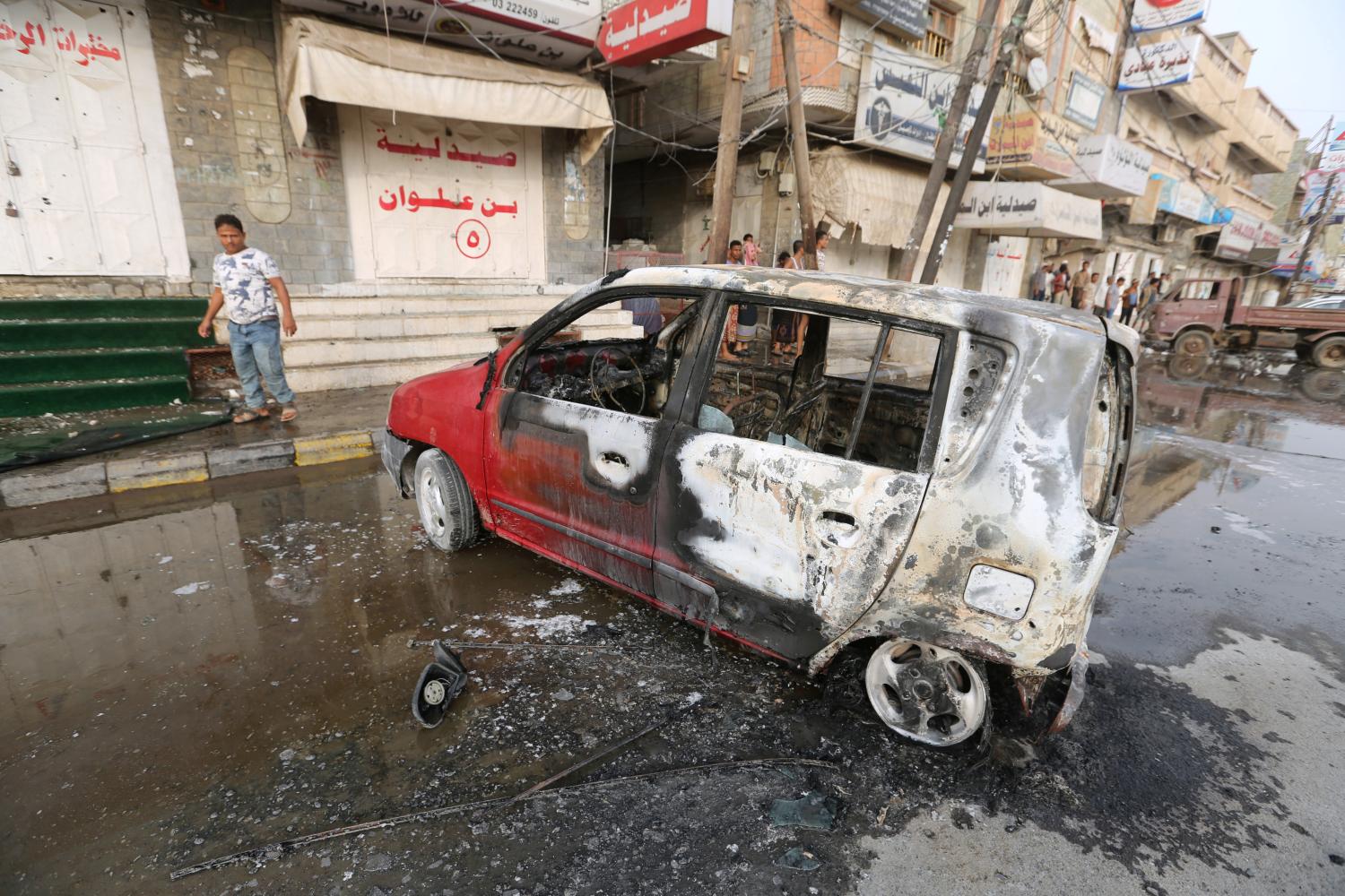 A man stands by a car damaged by a strike near al-Thawra Hospital in Hodeidah, Yemen August 2, 2018. REUTERS/Abduljabbar Zeyad - RC1E4E2E86D0