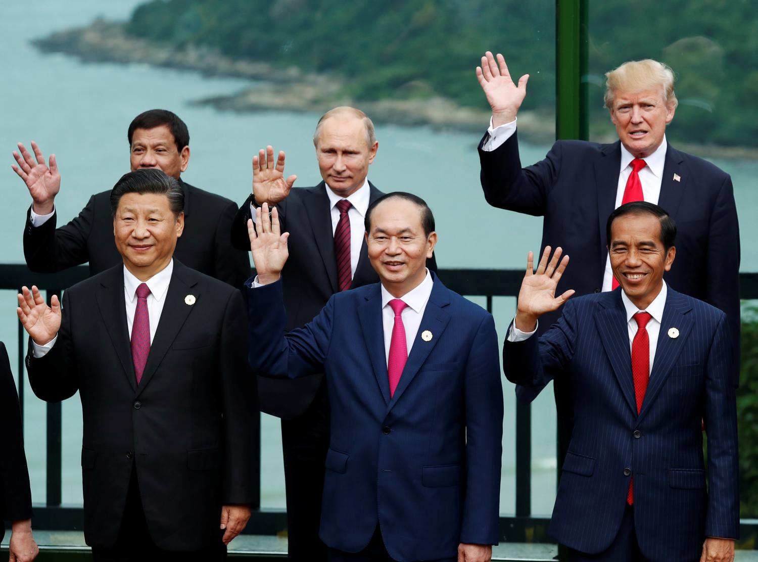 Leaders pose during the family photo session at the APEC Summit in Danang, Vietnam November 11, 2017. (Front L-R) China's President Xi Jinping, Vietnam's President Tran Dai Quang, Indonesia's President Joko Widodo, (back L-R) Philippines' President Rodrigo Duterte, Russia's President Vladimir Putin, U.S. President Donald Trump. REUTERS/Jorge Silva - RC1A932315F0