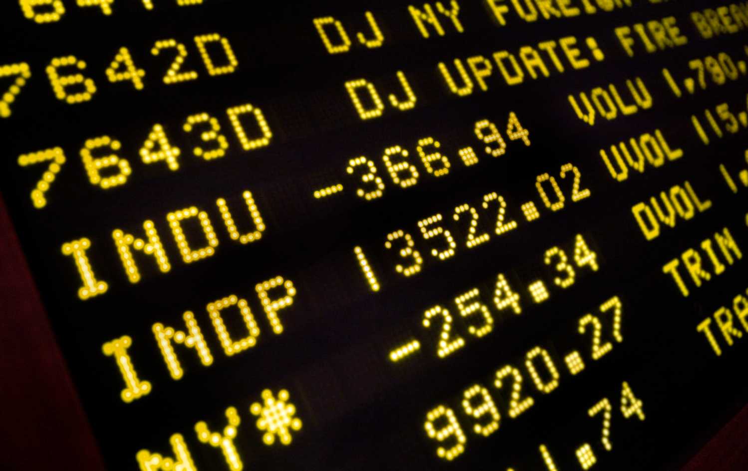 A board at the New York Stock Exchange displays the closing numbers, October 19, 2007. Caterpillar Inc.'s warning that the housing slump was infecting the wider economy sent U.S. stocks tumbling by the most in more than two months, in a drop that was made more unnerving as it marked the 20th anniversary of the 1987 market crash.     REUTERS/Brendan McDermid (UNITED STATES) - GM1DWKHAATAA