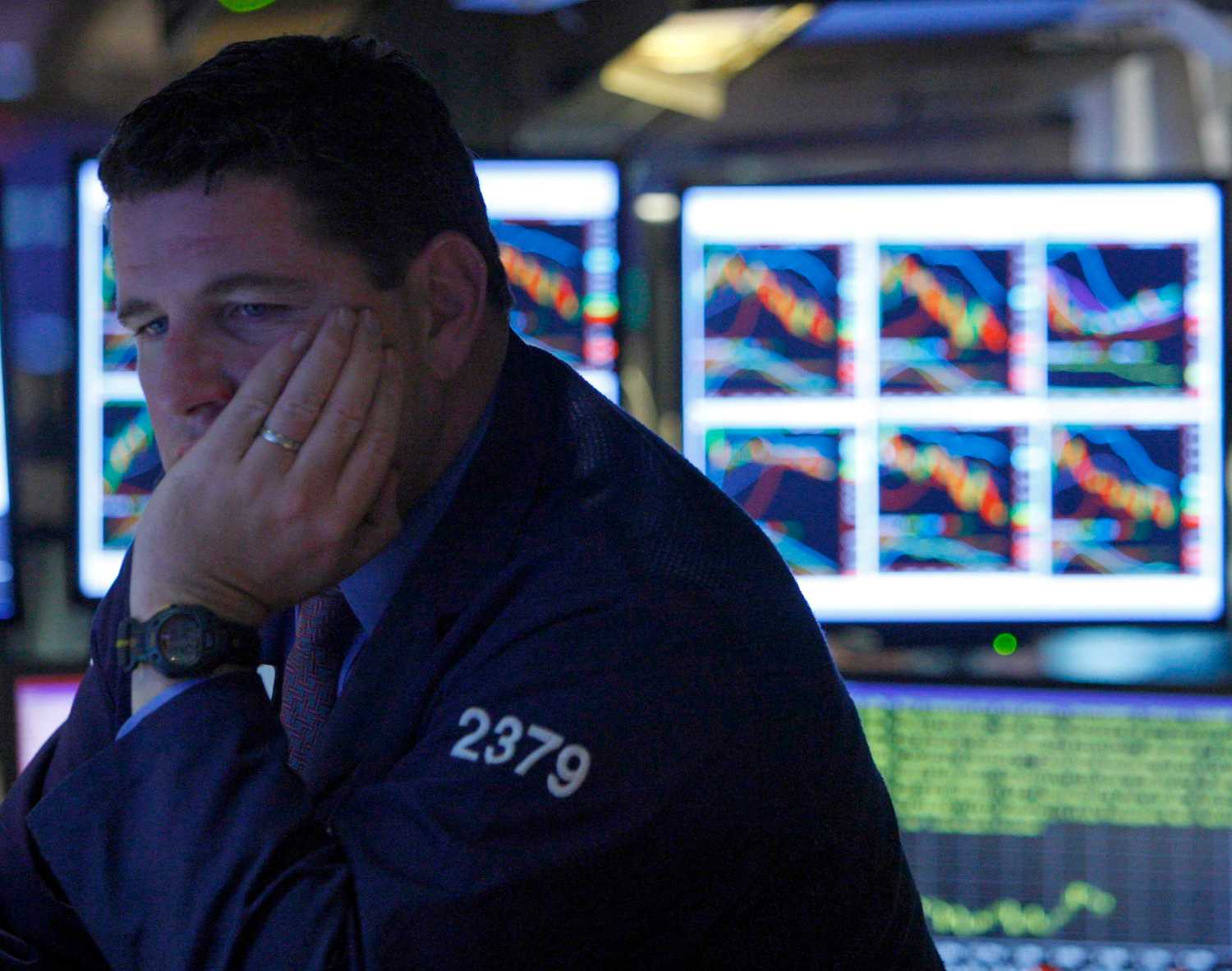 A trader works on the floor of the New York Stock Exchange, October 7, 2008. U.S. stocks slid on Tuesday as a sell-off in financial shares accelerated and fears mounted that the rapidly spreading credit crisis would drag the economy into recession.   REUTERS/Brendan McDermid (UNITED STATES) - GM1E4A80CPY01