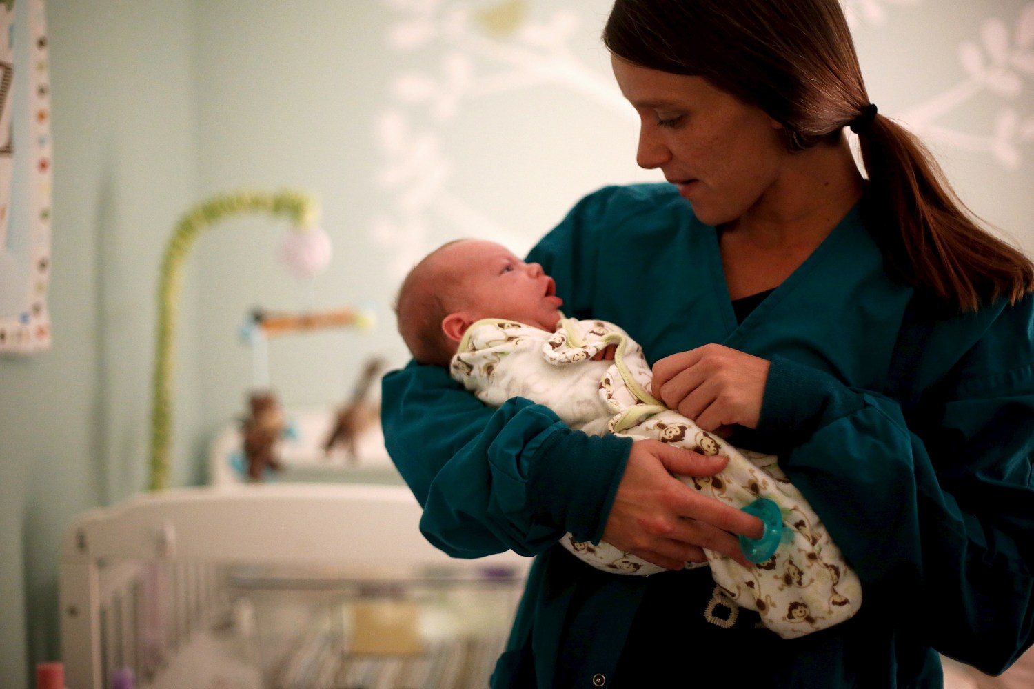 Lisa Collinsworth holds her infant son Luke during a visit with him at Lily's Place, a treatment center for opioid-dependent newborns in Huntington, West Virginia, October 19, 2015. Picture taken October 19, 2015. To match Special Report BABY-OPIOIDS/ REUTERS/Jonathan Ernst - GF10000257893