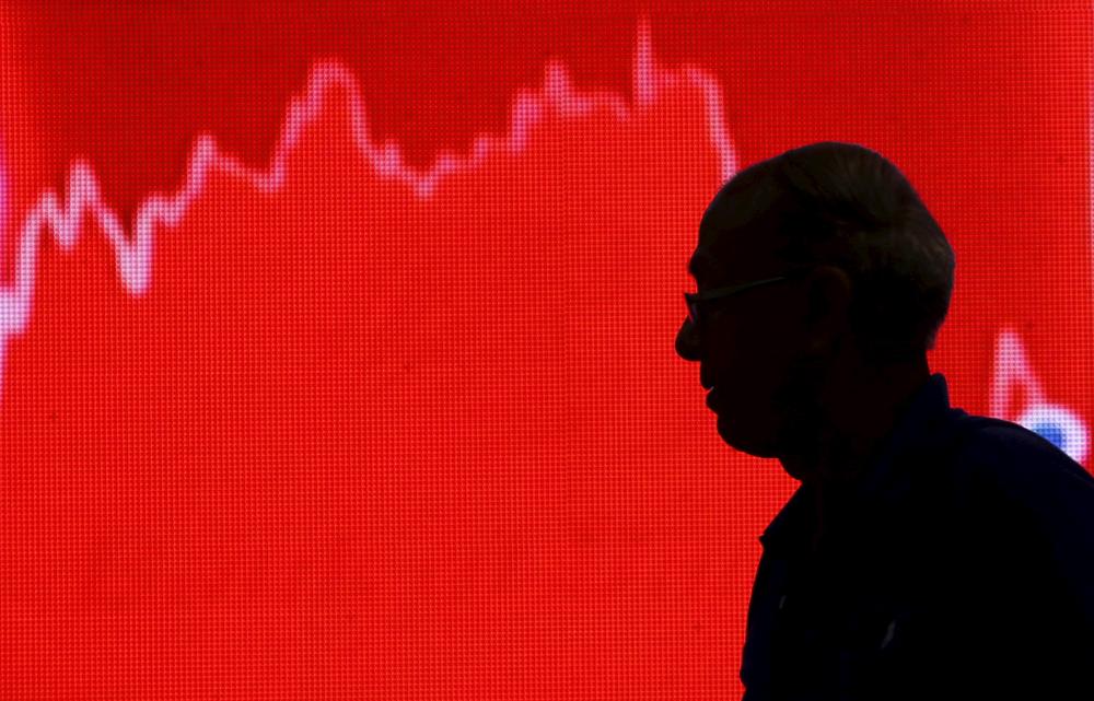 A man looks at a screen displaying news of markets update inside the Bombay Stock Exchange (BSE) building in Mumbai, India, February 11, 2016. Indian shares fell more than 3 percent on Thursday and headed for their biggest daily falls in nearly six months, hitting their lowest levels since May 2014, as fears of a slowdown in the global economy hit markets worldwide. REUTERS/Danish Siddiqui - GF10000304542