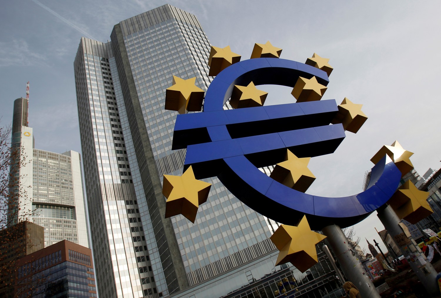 FILE PHOTO: A sculpture showing the Euro currency sign is seen in front of the European Central Bank (ECB) headquarters in Frankfurt, December 8, 2011.   REUTERS/Alex Domanski/File Photo - RC1A5F89B620