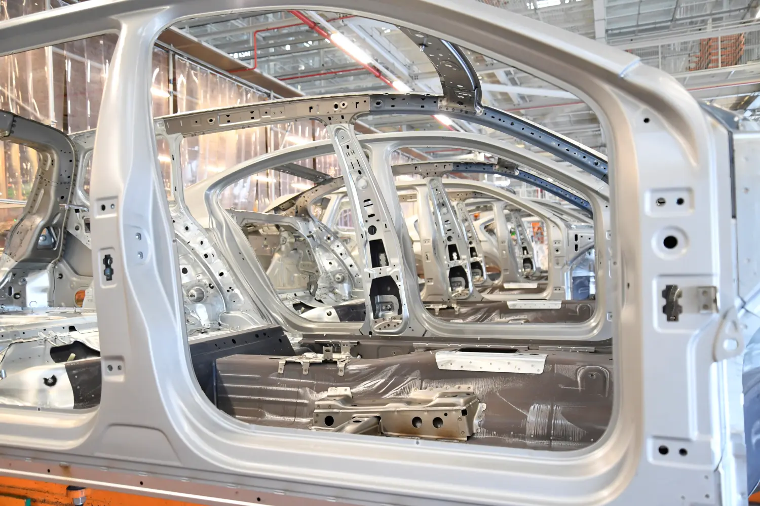 Car bodies are seen in a production line at the Volkswagen plant in Emden, Germany March 9, 2018.  REUTERS/Fabian Bimmer - RC1E0EB153D0