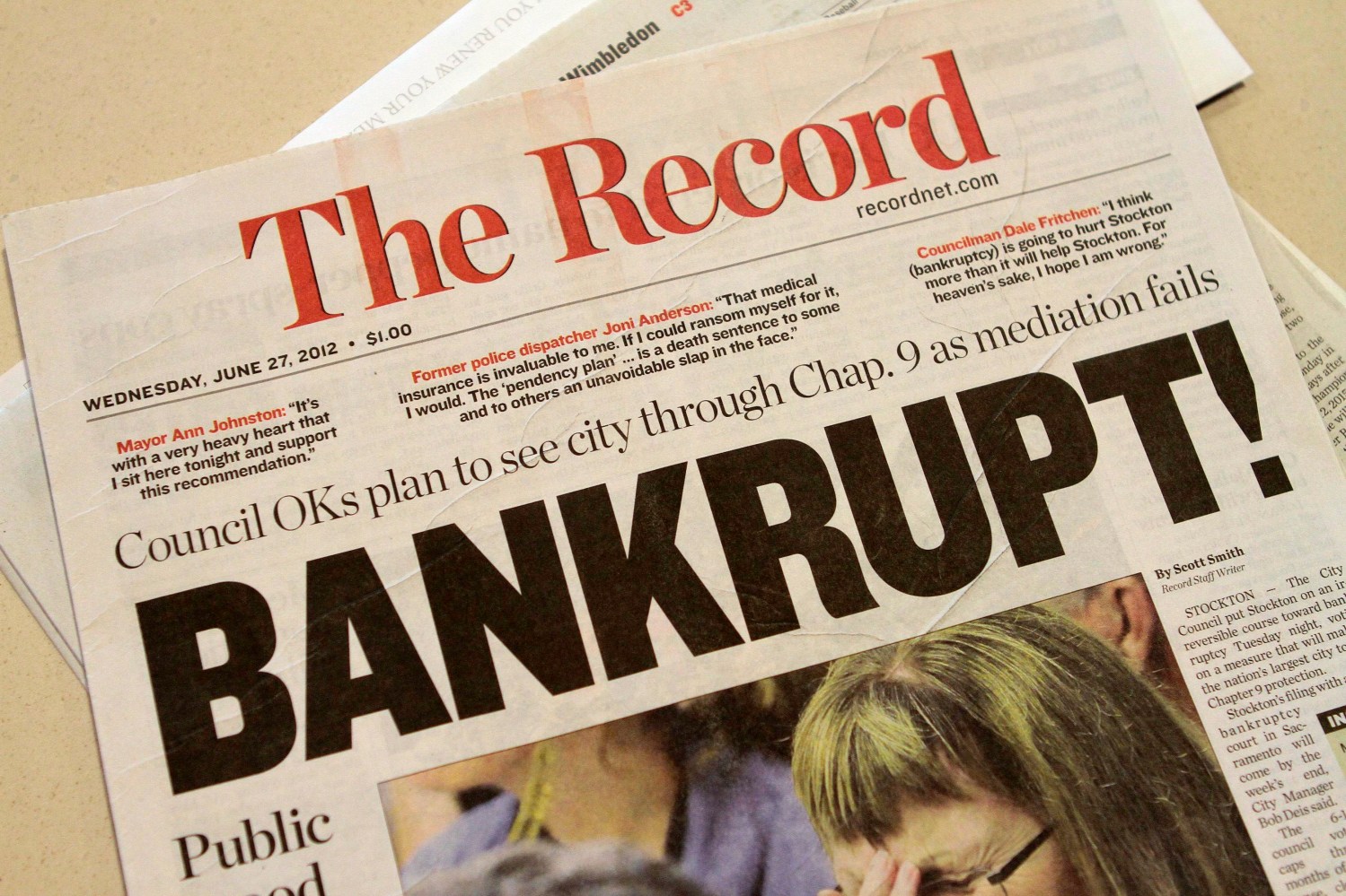 A local newspaper headline announces bankruptcy in Stockton, California June 27, 2012. Stockton will become the largest U.S. city to seek protection from its creditors after its leaders approved a budget based on the city filing for bankruptcy. A Chapter 9 bankruptcy by the city of nearly 300,000 in California's Central Valley, about 85 miles (137 km) east of San Francisco, could come as early as Wednesday. REUTERS/Kevin Bartram (UNITED STATES - Tags: BUSINESS MEDIA) - GM1E86S0GVW01