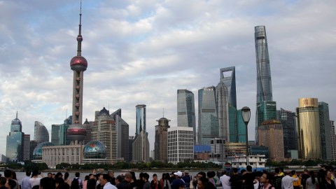People visit the Bund in front of Shanghai's financial district of Pudong in Shanghai, China September 28, 2017. REUTERS/Aly Song - RC16F32D9FA0