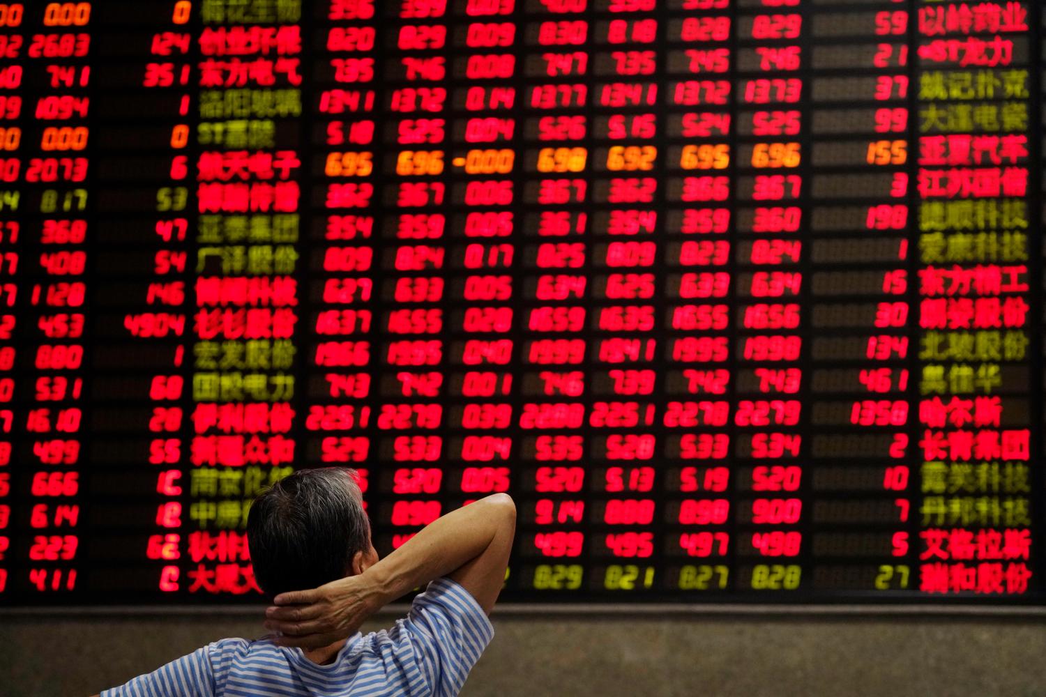 An investor looks at an electronic board showing stock information at a brokerage house in Shanghai, China September 7, 2018. REUTERS/Aly Song - RC192F4484F0