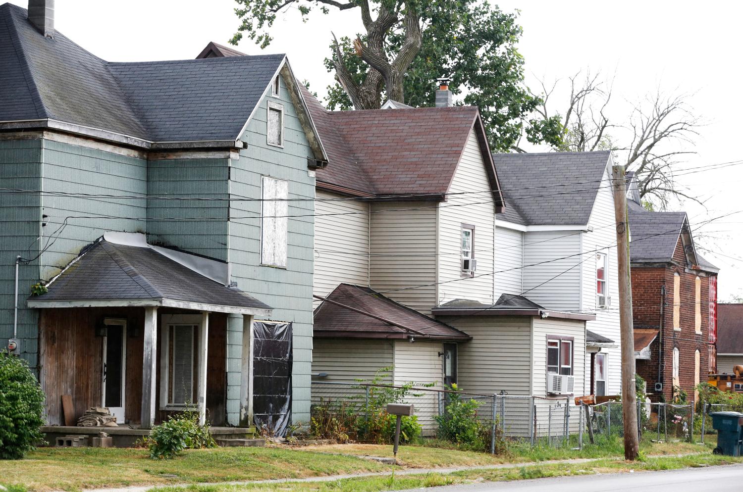 Boarded up and run down homes sit on a street in Muncie, Indiana, U.S., August 13, 2016. Picture taken August 13, 2016. TO MOVE WITH SPECIAL REPORT USA-INSECURITY/MUNCIE   REUTERS/Chris Bergin - TM3EC8E1EXH01