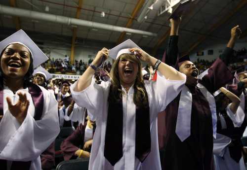 Students cheer as U.S. President Barack Obama attends the 2010 Kalamazoo Central High School graduation at Western Michigan University in Michigan, June 7, 2010.       REUTERS/Larry Downing (UNITED STATES - Tags: POLITICS EDUCATION) - GM1E6680PVY01