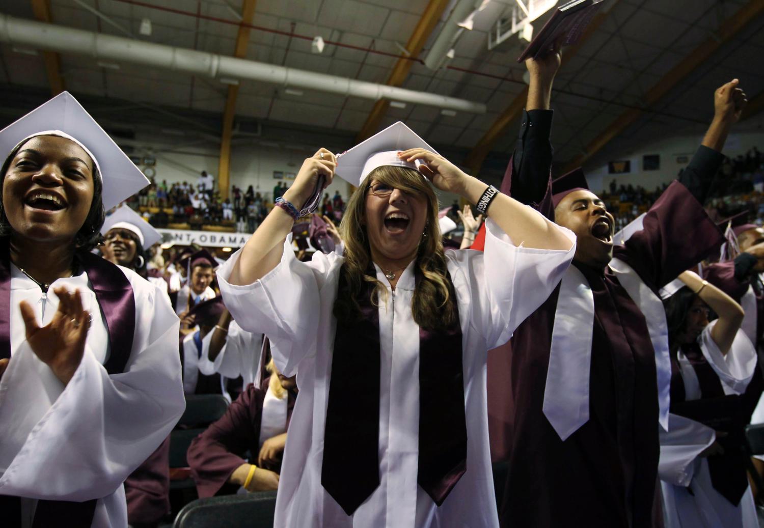 Students cheer as U.S. President Barack Obama attends the 2010 Kalamazoo Central High School graduation at Western Michigan University in Michigan, June 7, 2010.       REUTERS/Larry Downing (UNITED STATES - Tags: POLITICS EDUCATION) - GM1E6680PVY01