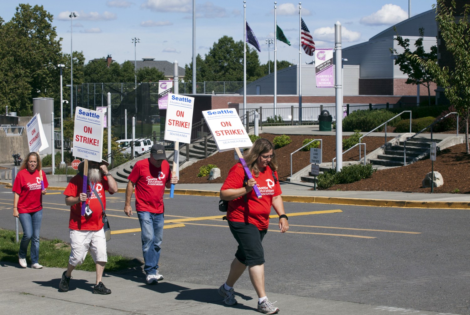 Teachers walk the picket line as they strike outside Garfield High School in Seattle, Washington September 9, 2015. Classes were cancelled for 53,000 students as Seattle teachers and support staff marched in picket lines on Wednesday on what was supposed to be the first day of school, waging their first such strike in three decades after contract talks between the school district and the teachers' union failed.  REUTERS/Matt Mills McKnight - GF10000199643