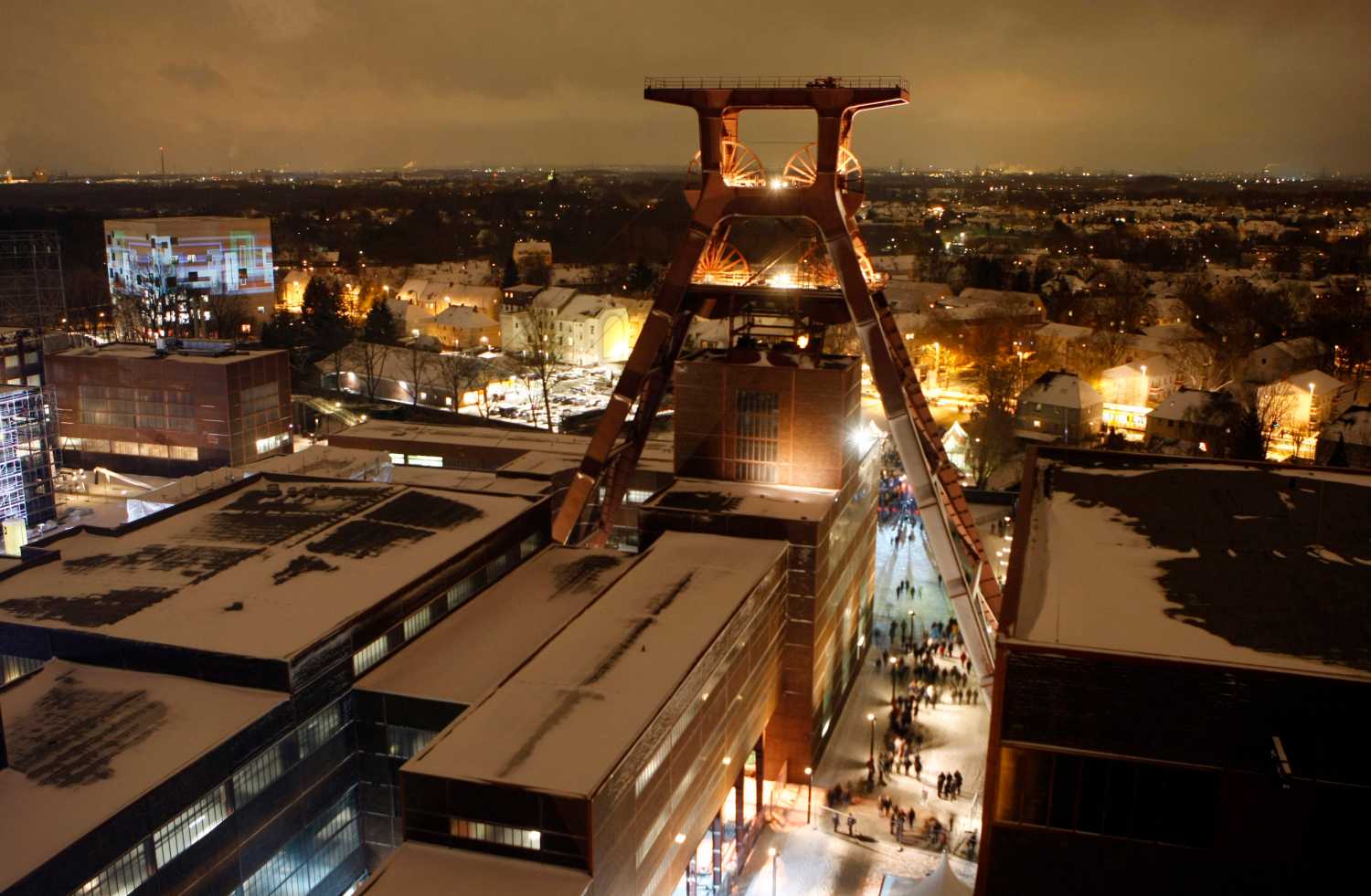 A general view shows the World Heritage Site 'Zeche Zollverein' in Essen January 9, 2010. The Zollverein Coal Mine Industrial Complex has been inscribed into the UNESCO list of World Heritage Sites since December 14, 2001. The European Commission has selected Essen, Istanbul and Pecs as joint European Capital of Culture in 2010.  REUTERS/Ina Fassbender (GERMANY - Tags: SOCIETY) - GM1E61A0E0E01