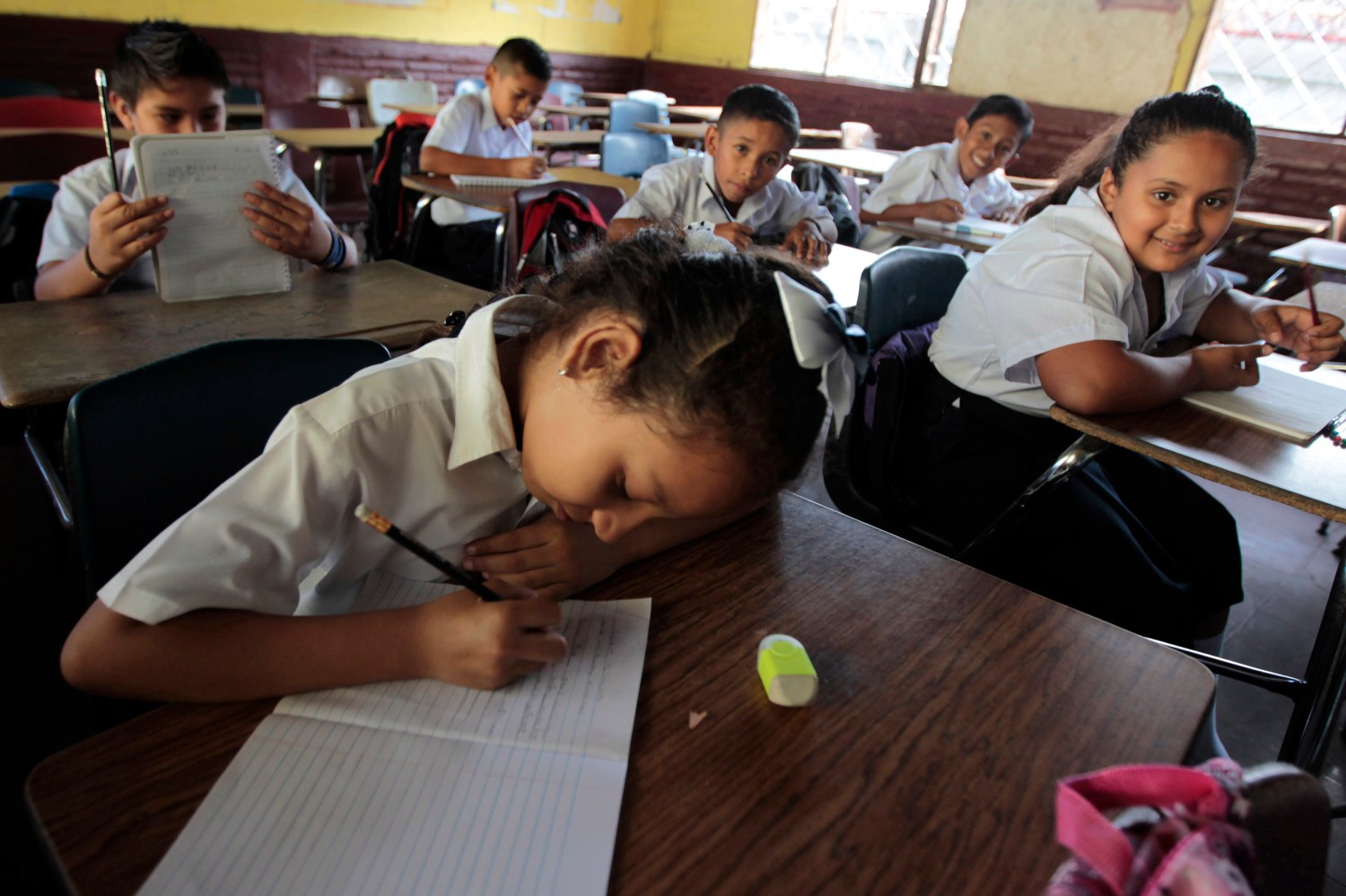 A student writes down in her note book on the first day of school in Managua February 11, 2013. Around 1.6 million students are expected to start their new academic year, according to the Ministry of Education of Nicaragua.  REUTERS/Oswaldo Rivas (NICARAGUA - Tags: EDUCATION) - GM1E92C0D4D01