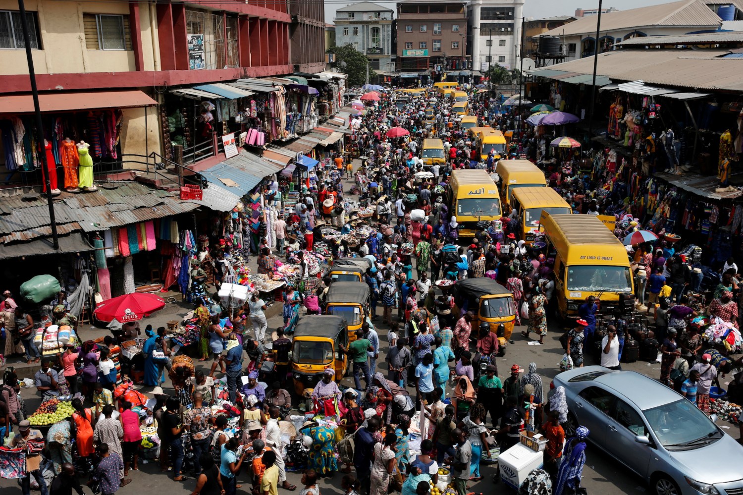 People crowd a street at the central business district in Nigeria's commercial capital Lagos ahead of Christmas December 23, 2016. REUTERS/Akintunde Akinleye - RC1EAB06DED0