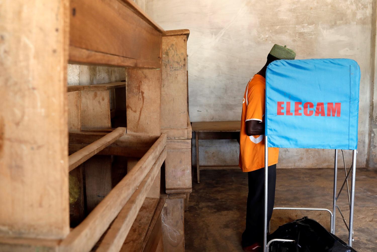 A man casts his ballot at a polling station during the presidential election, in Yaounde, Cameroon October 7, 2018. REUTERS/Zohra Bensem - RC185BF888D0