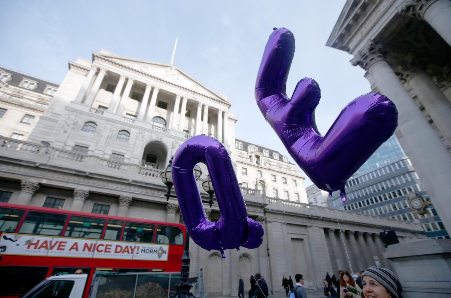 Supporters of Positive Money hold up balloons in front of the Bank of England during a demonstration to demand quantitative easing which favours people instead of large financial institutions, in the City of London, in Britain November 3, 2016. REUTERS/Peter Nicholls - LR1ECB30V9J9T