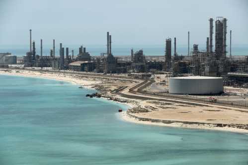 General view of Saudi Aramco's Ras Tanura oil refinery and oil terminal in Saudi Arabia May 21, 2018. Picture taken May 21, 2018. REUTERS/Ahmed Jadallah - RC131C42C760
