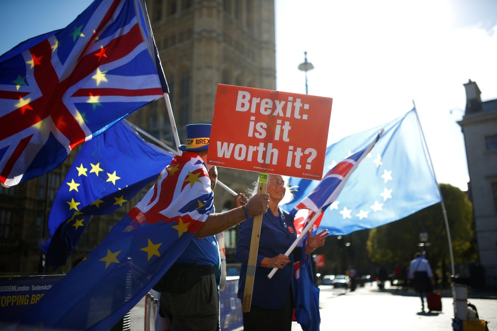 Anti-brexit protestors wave flags outside the Houses of Parliament in London, Britain, October 11, 2018. REUTERS/Henry Nicholls - RC15BFFE1F30