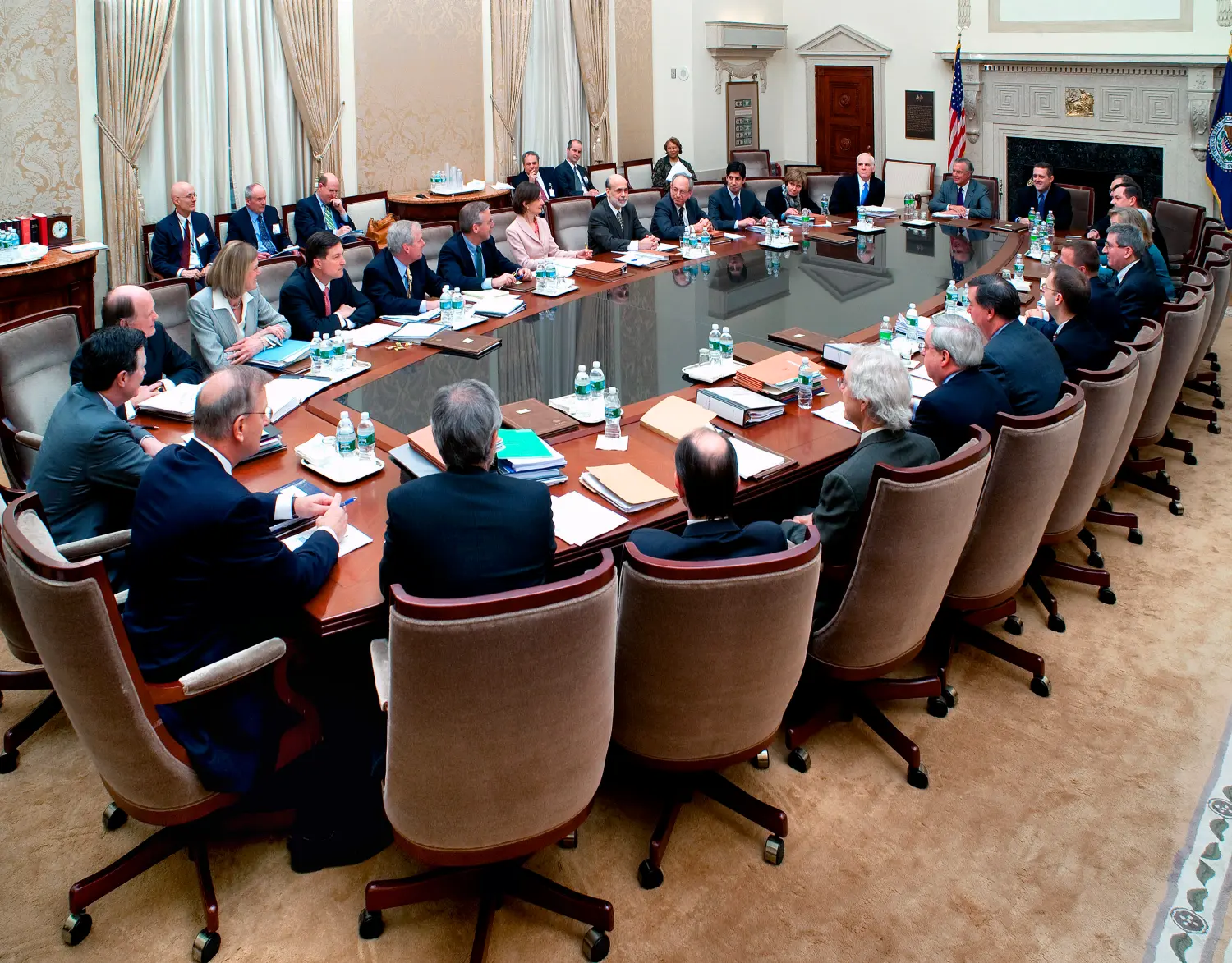 Federal Reserve Board Chairman Ben Bernanke (5th R) chairs a meeting of the Federal Open Market Committee, the Federal Reserve's interest rate-setting body, in Washington in this March 17, 2009 picture released on March 19, 2009. The Federal Reserve on Wednesday announced the purchase of longer-dated Treasury securities to help end a deepening U.S. recession. REUTERS/Joe Pavel/Federal Reserve Board/Handout (UNITED STATES POLITICS BUSINESS) FOR EDITORIAL USE ONLY. NOT FOR SALE FOR MARKETING OR ADVERTISING CAMPAIGNS - WASE53J19O901