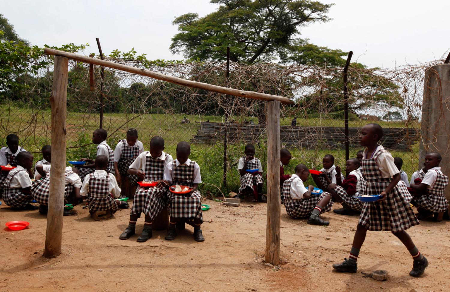 Students eats their lunch at Kyamusansala Primary School in Masaka in southern Uganda March 24, 2009. MALTA OUT. NO COMMERCIAL OR EDITORIAL SALES IN MALTAREUTERS/Darrin Zammit Lupi (UGANDA) - PM1E5560XG401