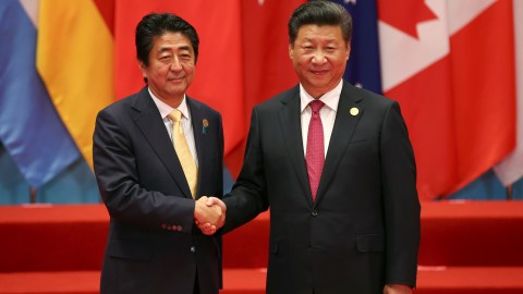 Chinese President Xi Jinping welcomes Japanese Prime Minister Shinzo Abe to the G20 Summit in Hangzhou, Zhejiang province, China September 4, 2016. REUTERS/Damir Sagolj - S1AETZIEOYAA