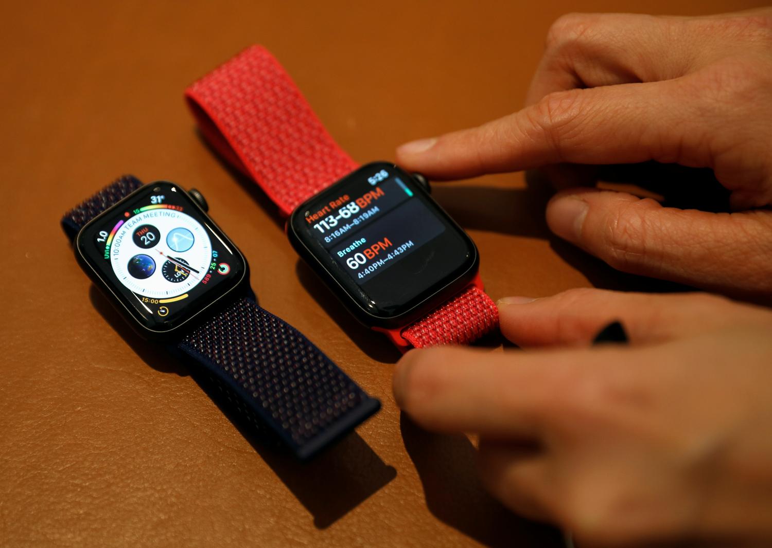 An Apple employee shows the features of the new Apple Watch Series 4 at the Apple Store in Singapore September 21, 2018. REUTERS/Edgar Su - RC1D93DCE200