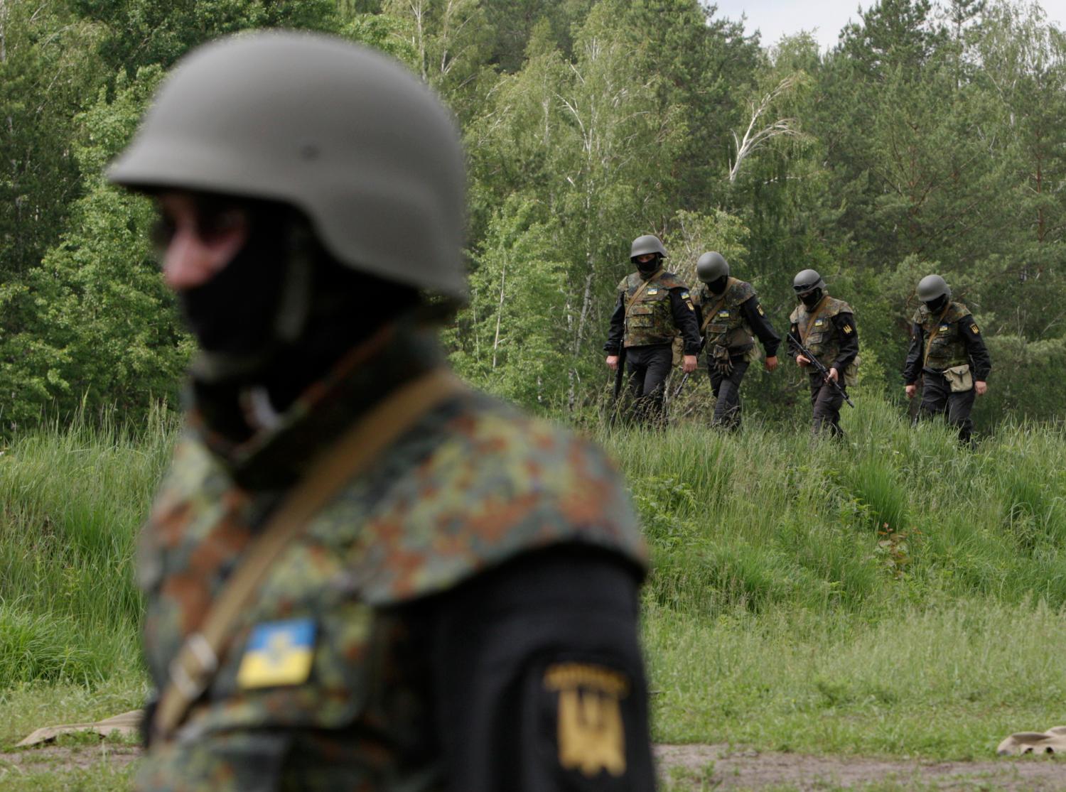 Members of the "Donbass" self-defence battalion take part in a training at a base of the National Guard of Ukraine near Kiev June 2, 2014. REUTERS/Valentyn Ogirenko (UKRAINE - Tags: MILITARY POLITICS) - GM1EA621L1E01