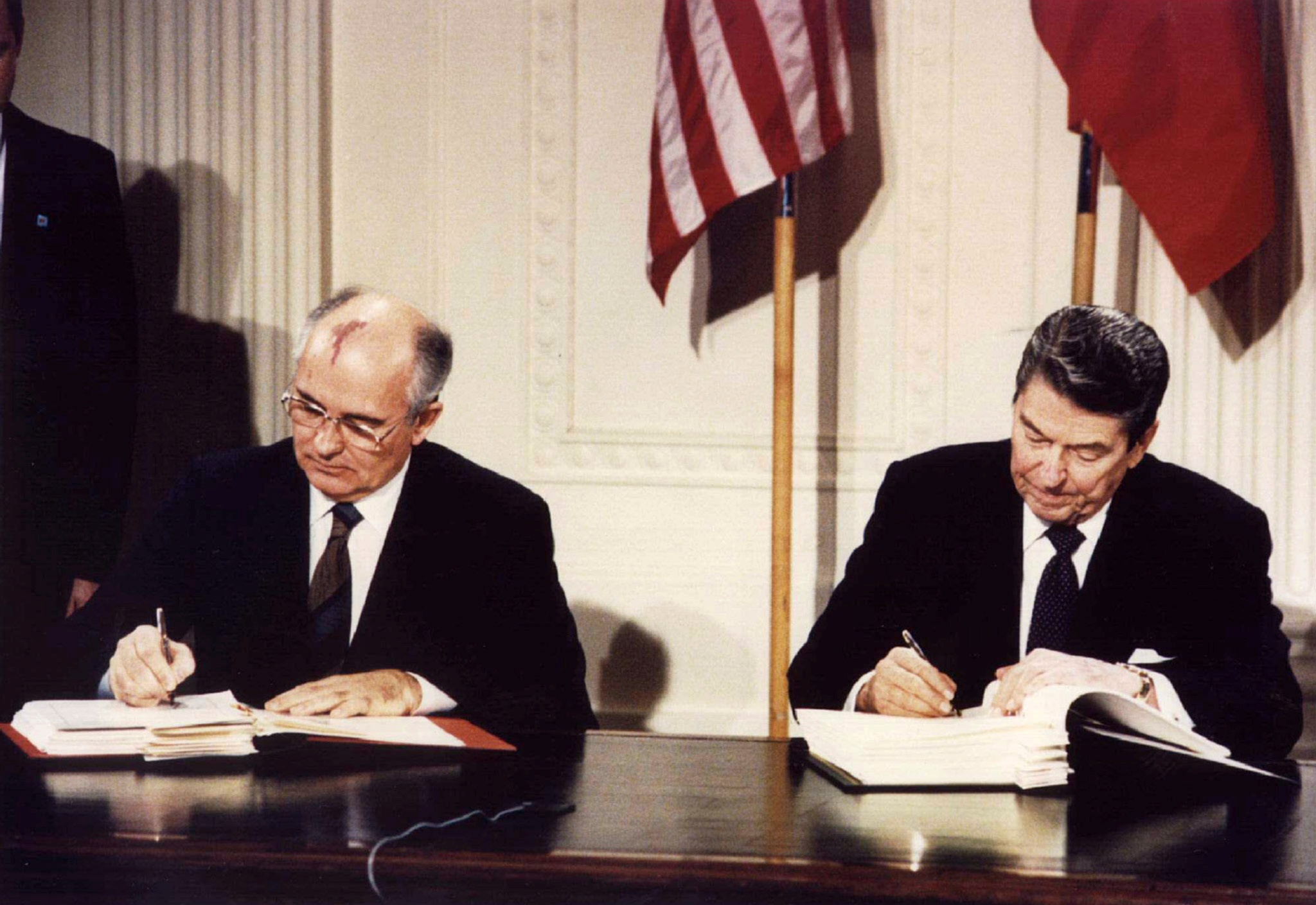 gorbachev-reagan-inf-treaty001.jpg