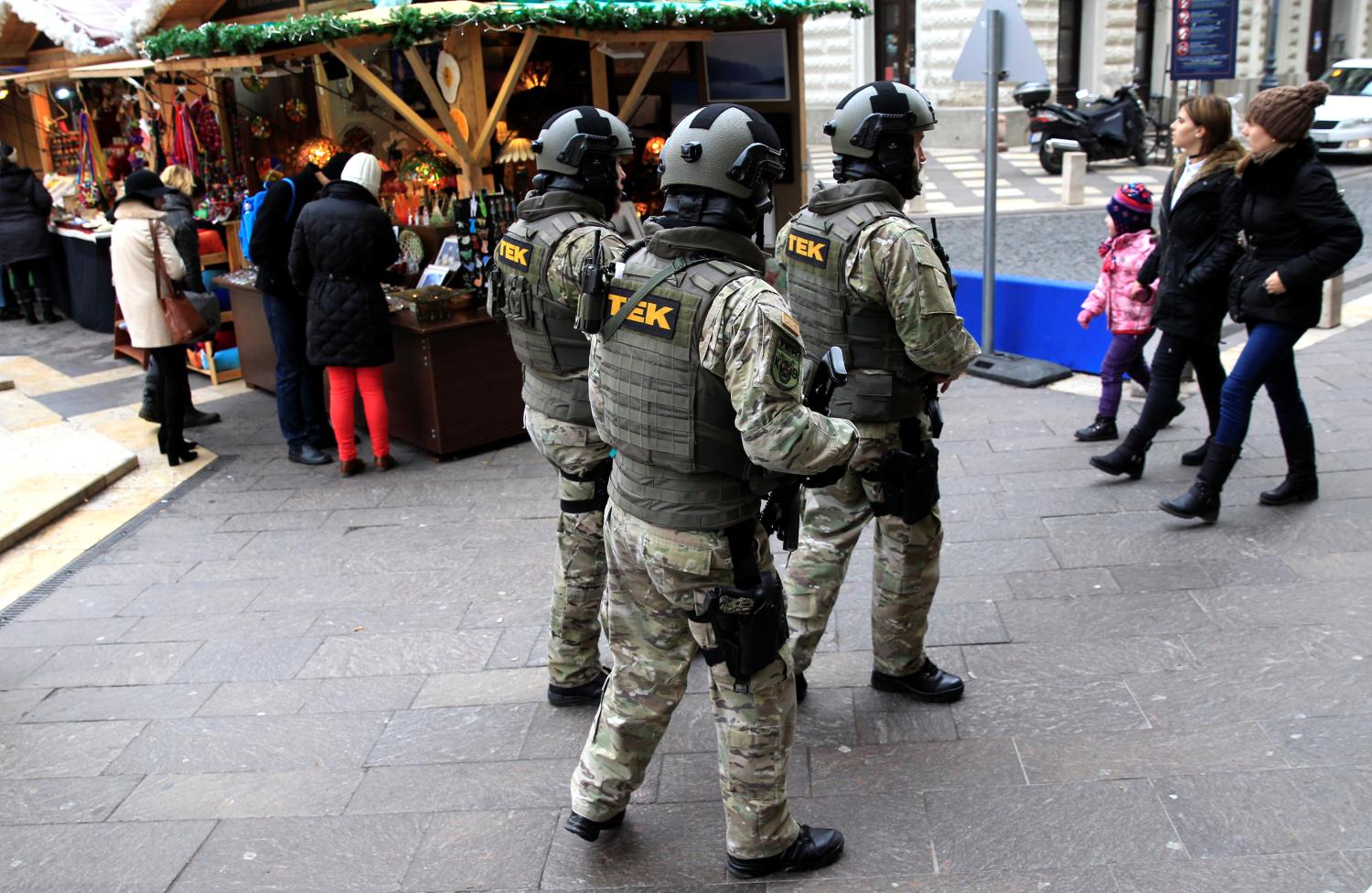 Members of the Hungarian counter-terrorism unit TEK patrol the Christmas market in Budapest, Hungary, December 22, 2017.  REUTERS/Bernadett Szabo - RC1B37289290