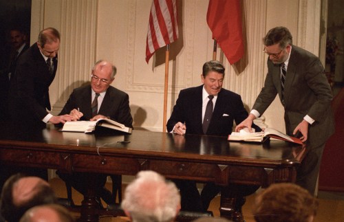 U.S. President Ronald Reagan (R) Soviet President Mikhail Gorbachev sign the Intermediate-range Nuclear Forces (INF) treaty in the White House in Washington December 8, 1987. REUTERS/Dennis Paquin (UNITED STATES - Tags: POLITICS) BEST QUALITY AVAILABLE - GF2E63U1K2L04