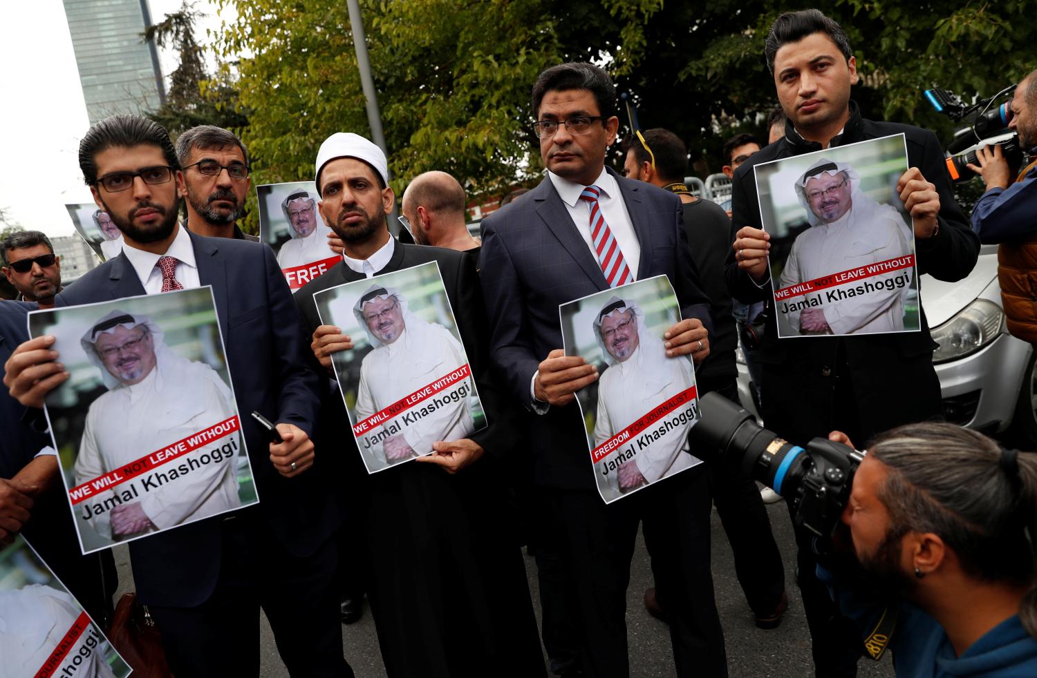 Human rights activists and friends of Saudi journalist Jamal Khashoggi hold his pictures during a protest outside the Saudi Consulate in Istanbul, Turkey October 8, 2018. REUTERS/Murad Sezer - RC11BADE6ED0