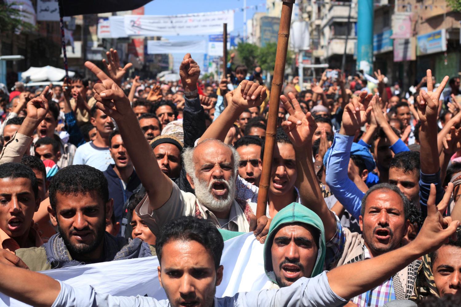 Protesters shout slogans during a protest against the deteriorating economy in Taiz, Yemen,FIN October 4, 2018. REUTERS/Anees Mahyoub - RC1E6C218F90