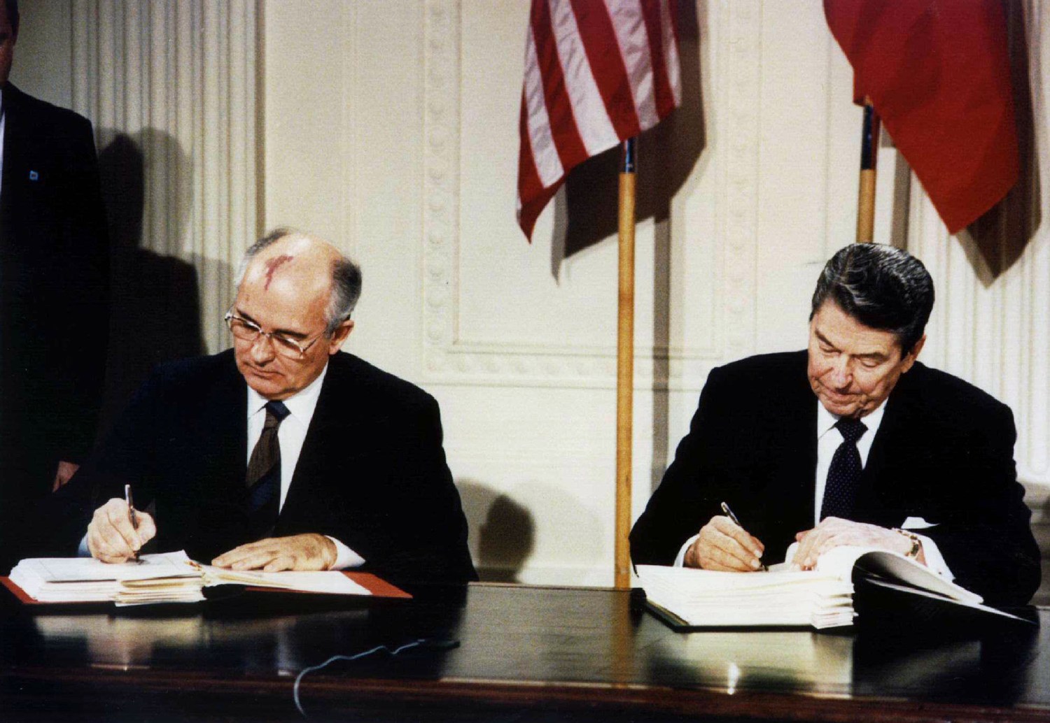FILE PHOTO 8DEC87 - U.S. President Ronald Reagan (R) and Soviet President Mikhail Gorbachev sign the Intermediate-Range Nuclear Forces (INF) treaty in the White House December 8 1987. Reagan was elected as the 40th U.S. president in 1980.CM - RP2DRHXTDDAC