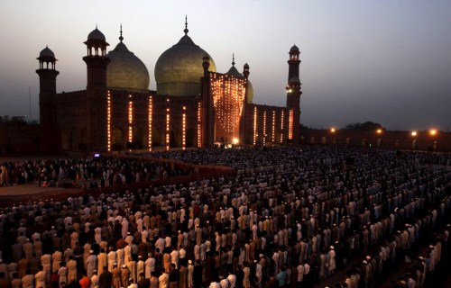 People say their prayers under the leadership of Saudi Arabian Imam of the Grand Mosque Sheikh Khalid al Ghamdi during evening prayers at the Badshahi mosque in Lahore, Pakistan, April 25, 2015. REUTERS/Mohsin Raza      TPX IMAGES OF THE DAY      - GF10000072568