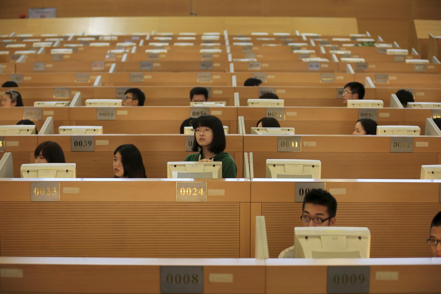 Students of Shanghai International Studies University majoring in finance are pictured at the trading floor of the Shanghai Stock Exchange in Lujiazui Financial Area before Britain's Chancellor of the Exchequer George Osborne's visit in Shanghai, China, September 22, 2015. Asian shares rose on Tuesday and the dollar held steady as U.S. markets bounced back and the European Central Bank said it was prepared to ease monetary policy further. REUTERS/Aly Song - GF10000215664