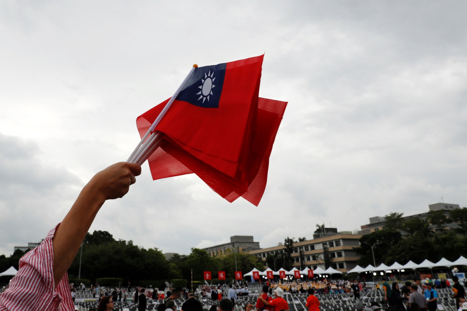 An audience waves Taiwanese flags during the National Day celebrations in Taipei, Taiwan October 10, 2018. REUTERS/Tyrone Siu - RC1A37B136B0
