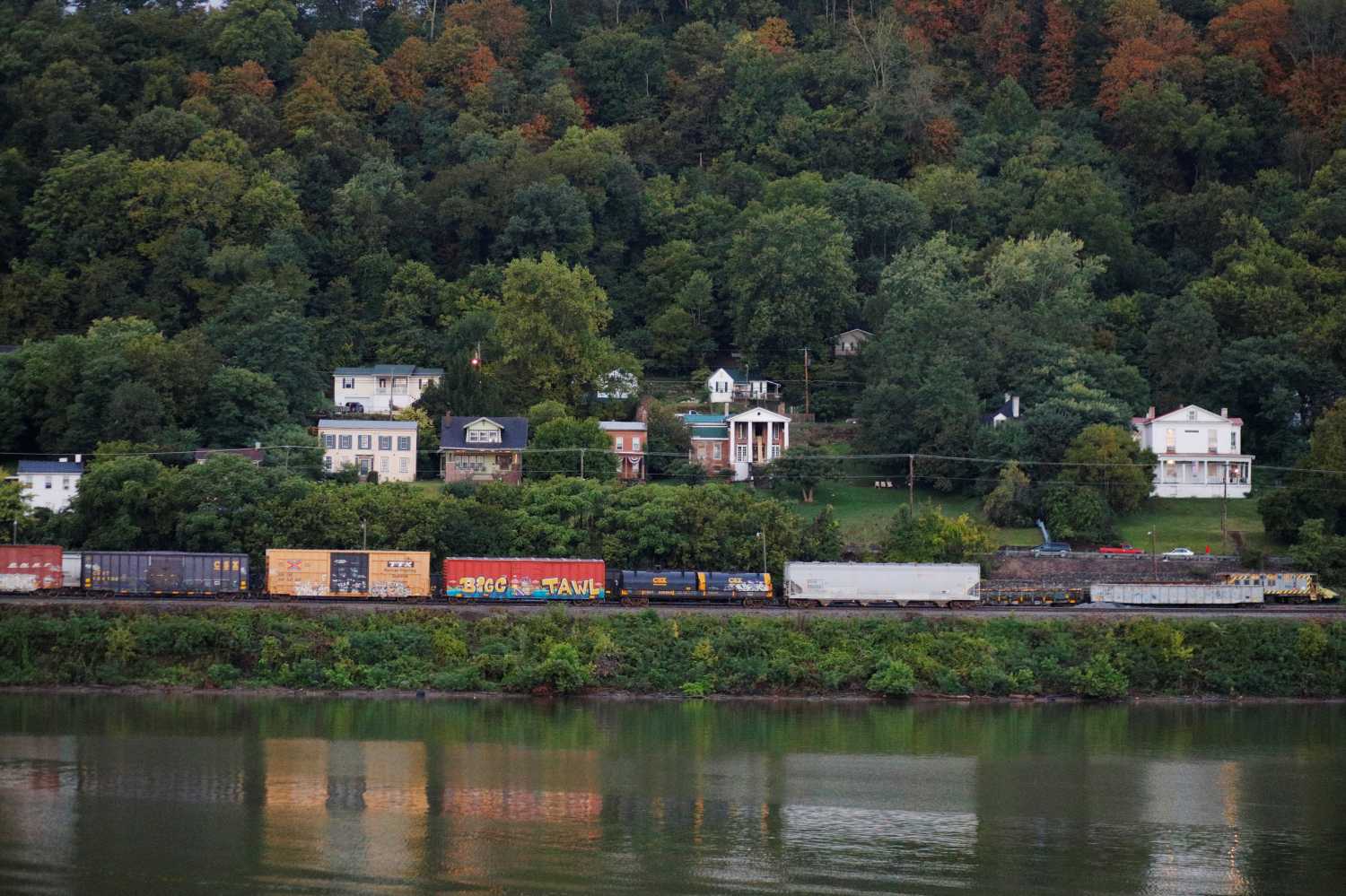 A train sits in front of houses on the banks of the Ohio River in Maysville, Kentucky, U.S., September 13, 2017.  Photograph taken at N38°39.329' W83°46.168'.  Photograph taken September 13, 2017.   REUTERS/Brian Snyder - RC1FCD637E00